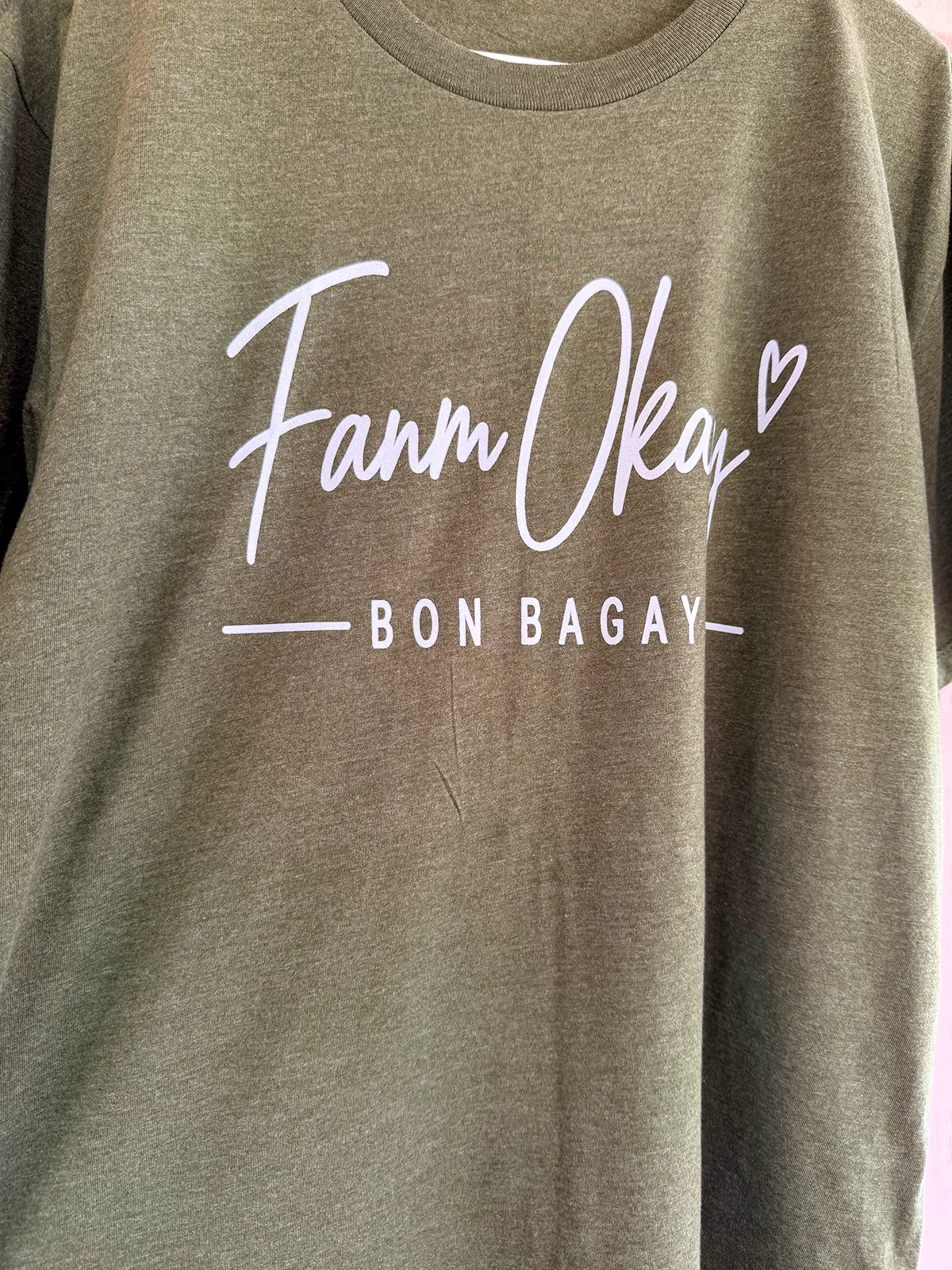 Gros plan de l’impression blanche sur le textile vert